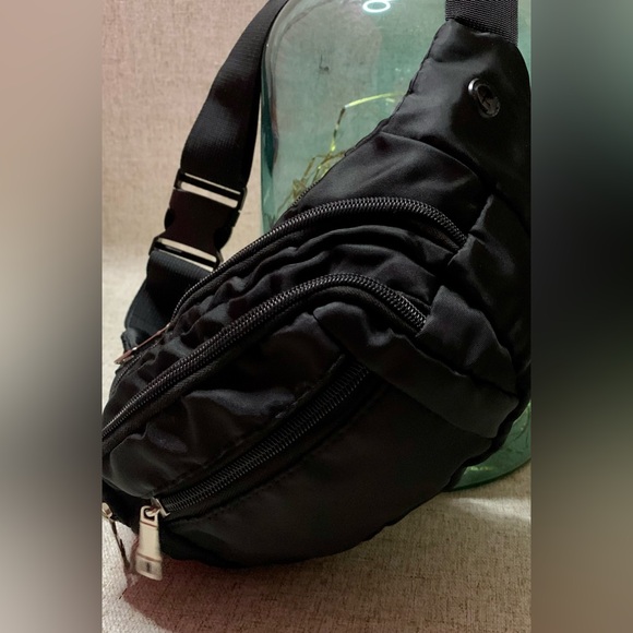 🦋funny bag, black color, satin fabric. excellent condition.🦋
🧿#BLKF - Picture 10 of 17